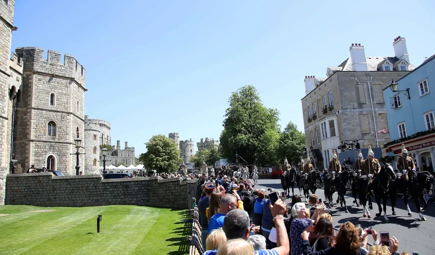 NUNTĂ REGALĂ, moment uluitor pentru oamenii adunaţi în afara castelului Windsor. Nu se aştepta nimeni ca Prinţul Harry să facă aşa ceva