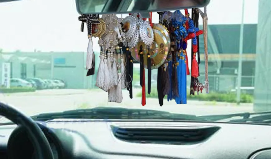 COD RUTIER 2018: Amenzi usturătoare pentru şoferii care îşi atârnă iconiţe de oglinda retrovizoare