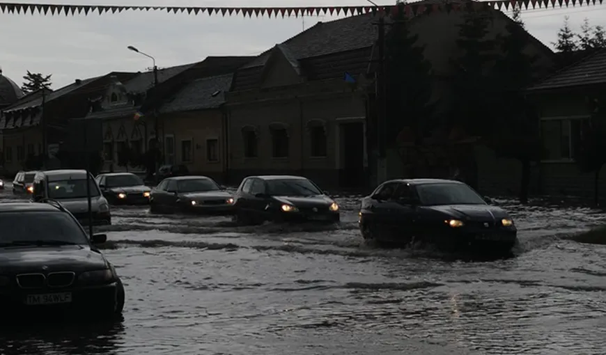 Rupere de nori în Lugoj: străzi şi case inundate. Şoferii au rămas blocaţi pe străzile oraşului