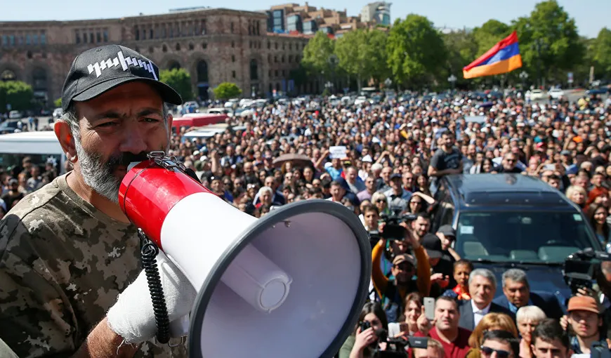 Zeci de mii de manifestanţi la Erevan. Oamenii cer să fie ales prim-ministru opozantul Nikol Pashinyan