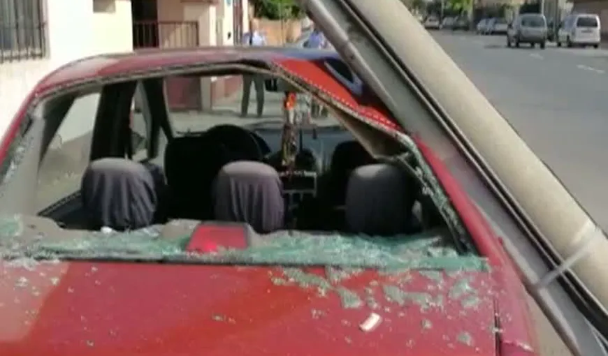 Maşină distrusă de un stâlp doborât de utilajul folosit la ridicarea autoturismelor parcate ilegal