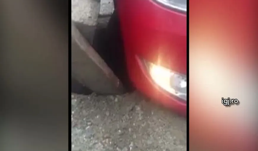 Maşina unui turist din Argeş a ajuns într-o gaură de canal