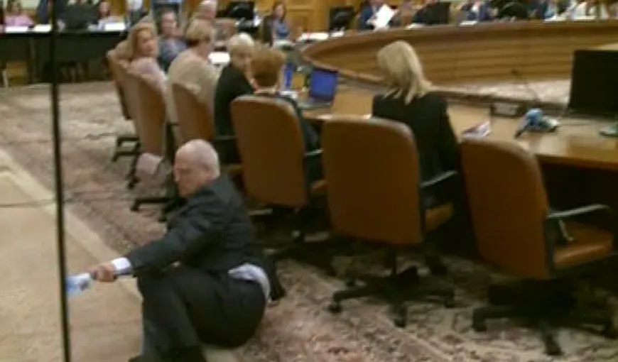 Moment de panică la Parlament! Deputatul Eugen Nicolicea a căzut sub ochii colegilor VIDEO