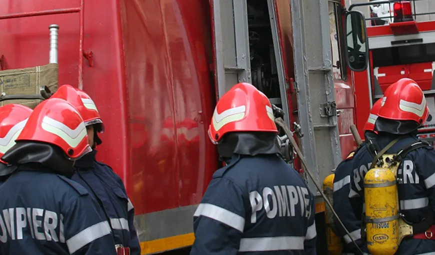 Incendiul la depozitul de mase plastice din Ploieşti nu a fost stins nici până acum. Şase echipaje de pompieri continuă intervenţia