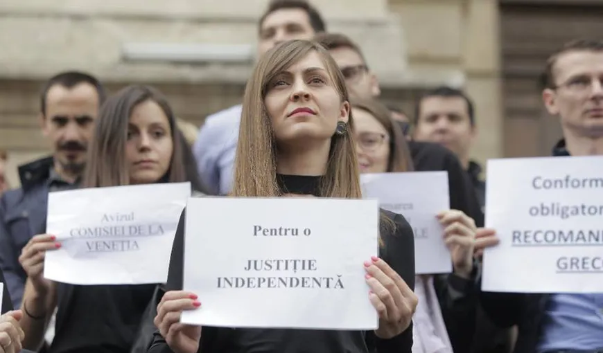 Protest al magistraţilor în faţa Curţii de Apel Bucureşti: Justiţia este o putere independentă şi aşa trebuie să rămână