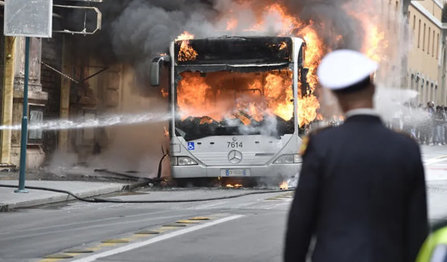 Un autobuz a luat foc şi a explodat în centrul Romei
