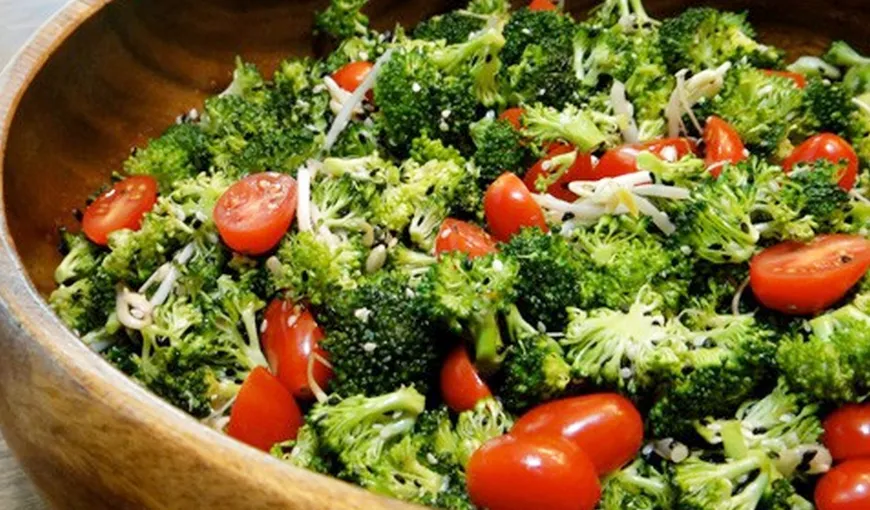 Salată de broccoli cu roşii şi susan