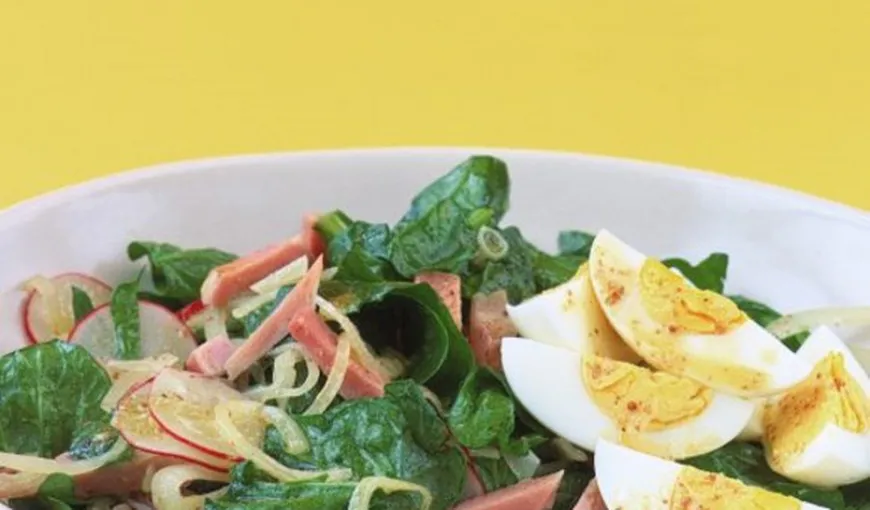 Salată de spanac cu şuncă şi ou
