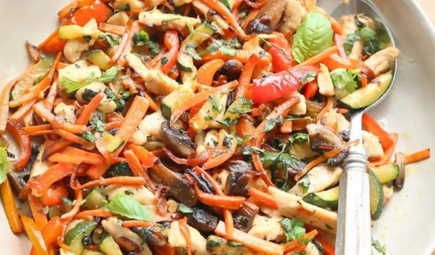 Salată rusească cu pui şi legume