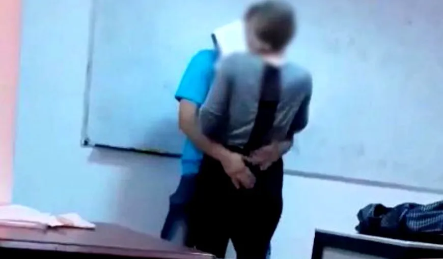Un profesor de engleză din Sighetul Marmaţiei, surprins sărutând franţuzeşte o elevă de clasa a IX-a VIDEO