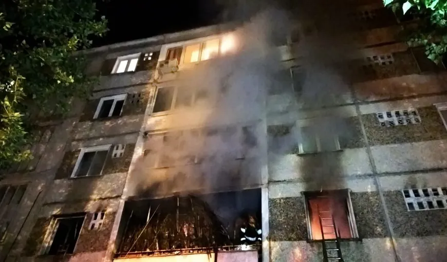 Un apartament a luat foc în Iaşi din cauza unei candele. Opt persoane din bloc, EVACUATE