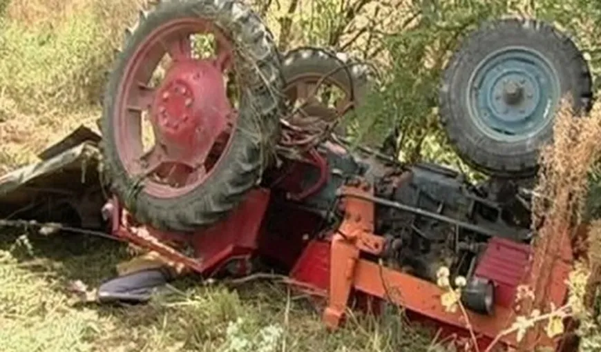 O persoană a murit şi alte patru au fost rănite grav după ce tractorul în care se deplasau s-a răsturnat
