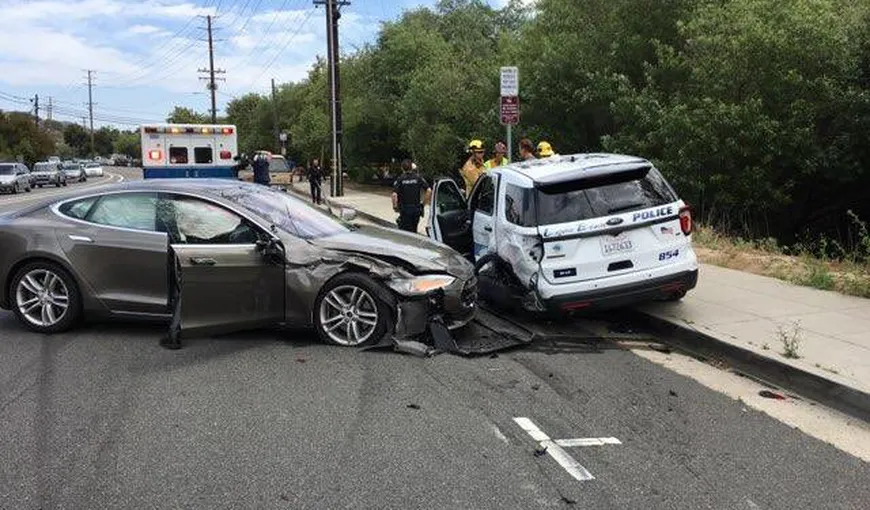 Un autoturism Tesla pe autopilot a lovit maşina de poliţie