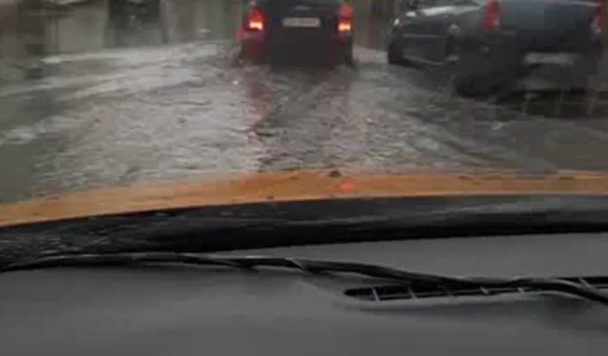 Ploaie torenţială în Aiud. În câteva minute străzile au fost inundate, gospădăriile au fost transformate în adevărate lacuri VIDEO