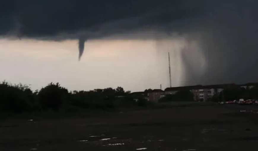 Început de tornadă deasupra Timişoarei. Fenoment meteo rar, filmat în România VIDEO