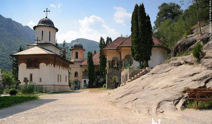 Povestea mănăstirii din România unde au loc MINUNI DUMNEZEIEŞTI. A ars aproape din temelii în trecut, iar accesul se făcea cu barca