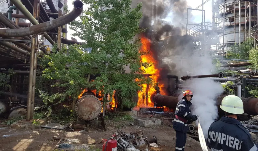 Incendiu în curtea rafinăriei din Ploieşti. Pompierii au intervenit VIDEO