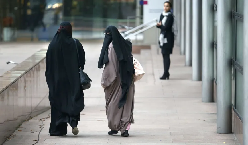 Olanda interzice vălul islamic în clădirile publice