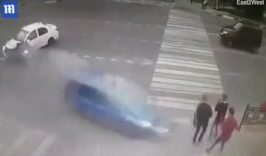Trei studenţi au fost spulberaţi de o maşină scăpată de sub control VIDEO