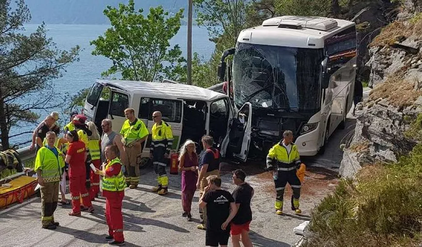 Accident cu RĂNIŢI după ce un minibus a intrat în coliziune cu un autocar