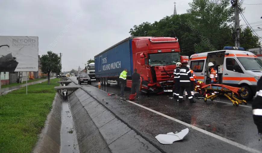 Accident cu trei TIR-uri pe DN7. Traficul rutier a fost închis