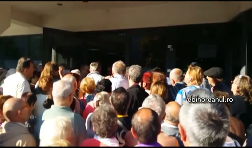 Aglomeraţie şi nervi la Casa de Pensii. Peste 200 de pensionari s-au călcat în picioare pentru bilete de tratament subvenţionate VIDEO