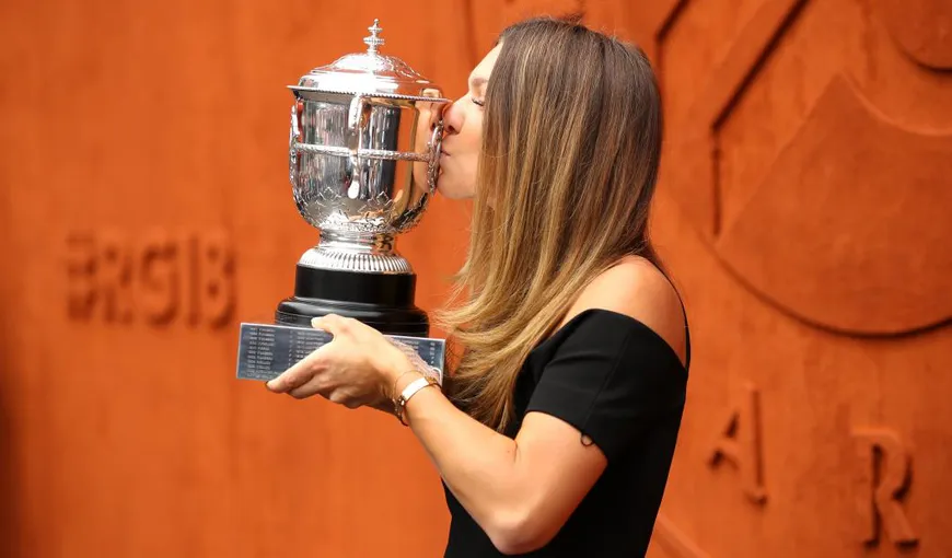 Simona Halep, apariţie elegantă la şedinţa foto oficială cu trofeul de la Roland Garros