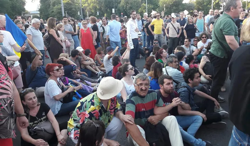 Protest în Piaţa Victoriei. Îmbrânceli între manifestanţii din faţa Guvernului şi jandarmi: mai multe persoane, duse la poliţie  UPDATE