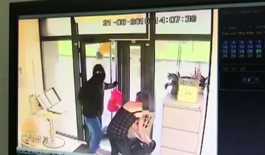 Primele imagini cu tentativa de jaf de la bancă. Reacţia halucinantă a unei femei când vede hoţul înarmat lângă ea VIDEO