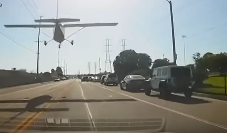 Un avion a aterizat de urgenţă pe o şosea aglomerată  VIDEO