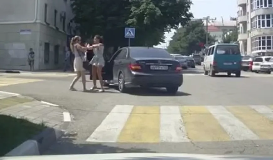 Bătaie în trafic. O şoferiţă a sărit cu pumnii pe o femeie VIDEO