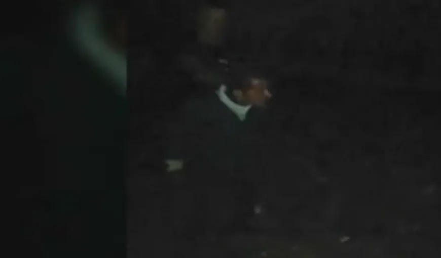 Un tânăr s-a filmat cum rupe în bătaie un om al străzii şi i-a trimis imaginile fostei iubite. Ce a urmat este incredibil VIDEO