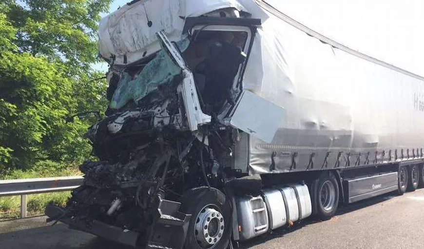 Un nou accident cu români, pe şoselele Europei. Un şofer de camion a murit, colegul său este grav rănit
