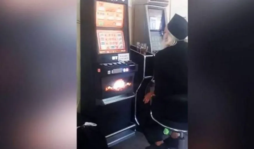 Bărbat în haine de călugăr filmat la păcănele, în Botoşani. „Daţi bani la POPA ca sa aibă de păcănele” Momentul, LIVE pe Facebook VIDEO