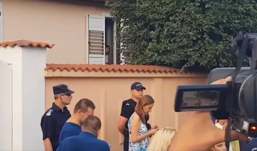 Protestatarii din Sibiu au mers acasă la Carmen Iohannis. Soţia preşedintelui le-a făcut cu mâna de la geam