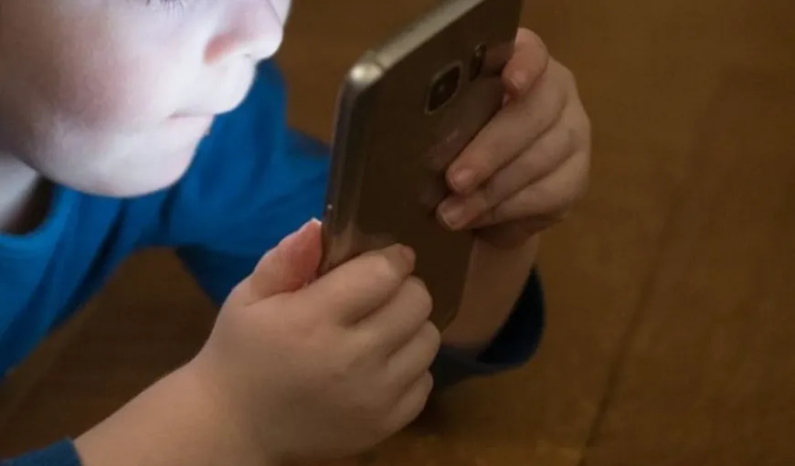 O fetiţă a spus că vrea să fie telefon mobil când se va face mare. Motivul copilului te va face să plângi