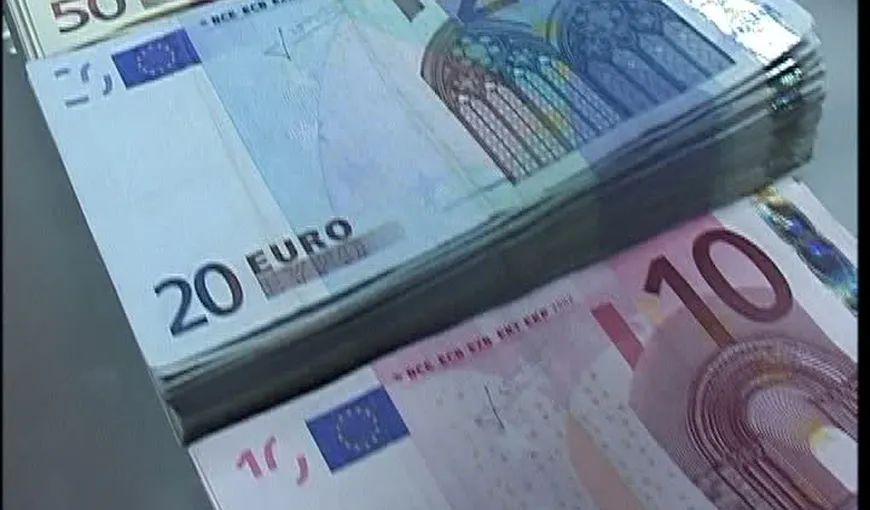 Euro scade spre 4,65 lei
