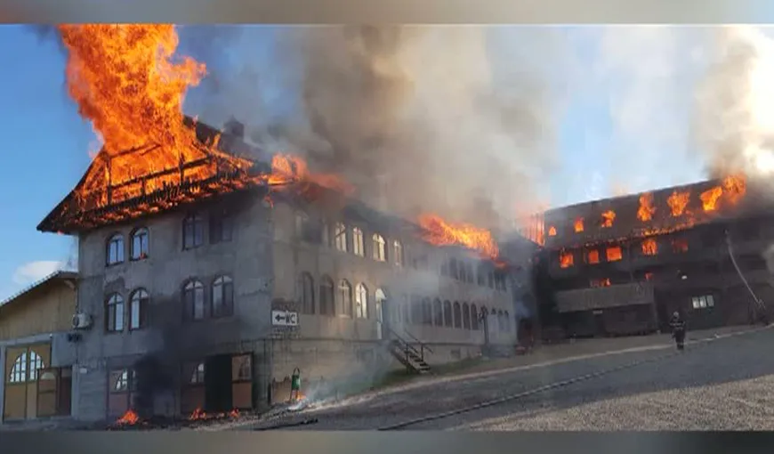 Incendiu de proporţii la chiliile Mănăstirii Roşiori. Călugări evacuaţi, fumul observat de la 30 de km distanţă