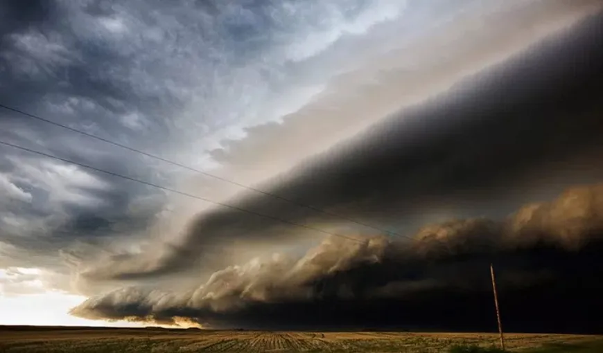 Imagini apocaliptice: O furtună violentă a provocat cel puţin 18 decese VIDEO