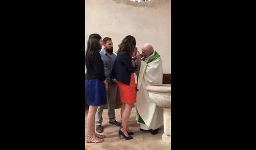 Comportament ŞOCANT al unui preot, în timpul unui botez. Prelatul l-a plesnit pe bebeluş pentru că plângea VIDEO