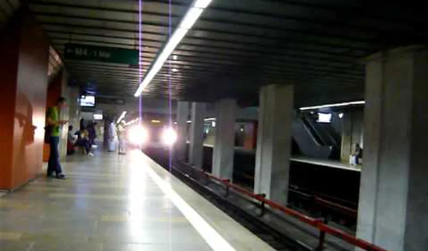 Bărbat prins sub metrou în staţia Basarab