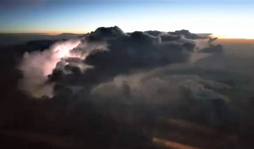 Cum se vede furtuna din cer. Fulgere filmate de piloţii Tarom, la mii de metri altitudine VIDEO