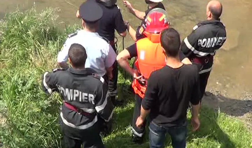 Şofer căzut în râu cu tractorul, căutări de amploare