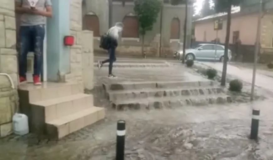Străzi inundate la Cluj după o ploaie scurtă de vară. Apa depăşeşte şi 20 centimetri VIDEO