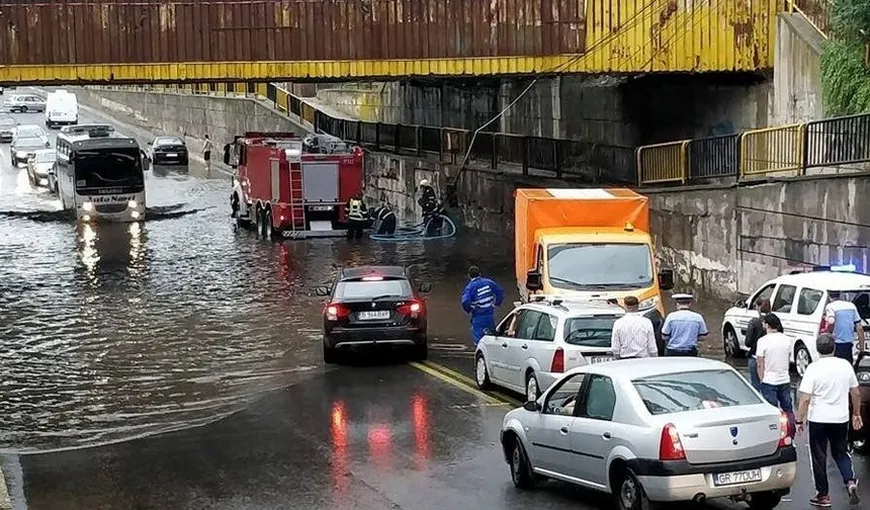 Mai multe străzi şi subsoluri din Bucureşti şi din Ilfov, inundate din cauza ploii