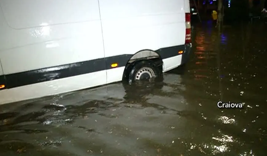 Furtunile au făcut prăpăd în ţară: străzi inundate, copaci căzuţi peste maşini şi persoane rănite VIDEO