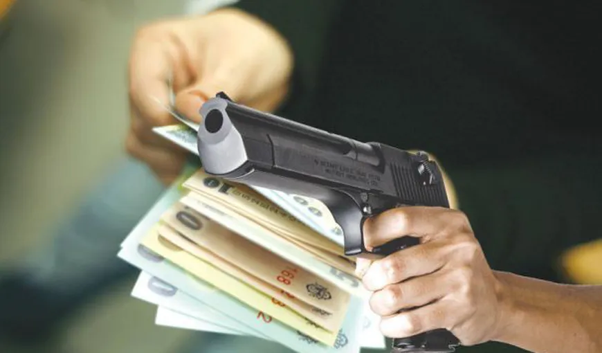 Jaf armat la bancă, angajate ameninţate cu pistolul. Hoţul a fugit cu 20.000 de lei