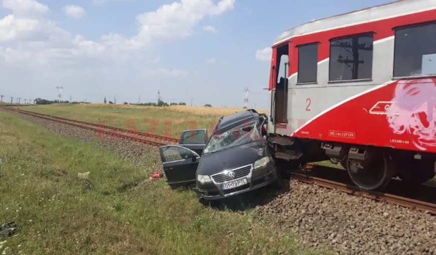 Maşină lovită de tren în Olt. Trei persoane au ajuns la spital