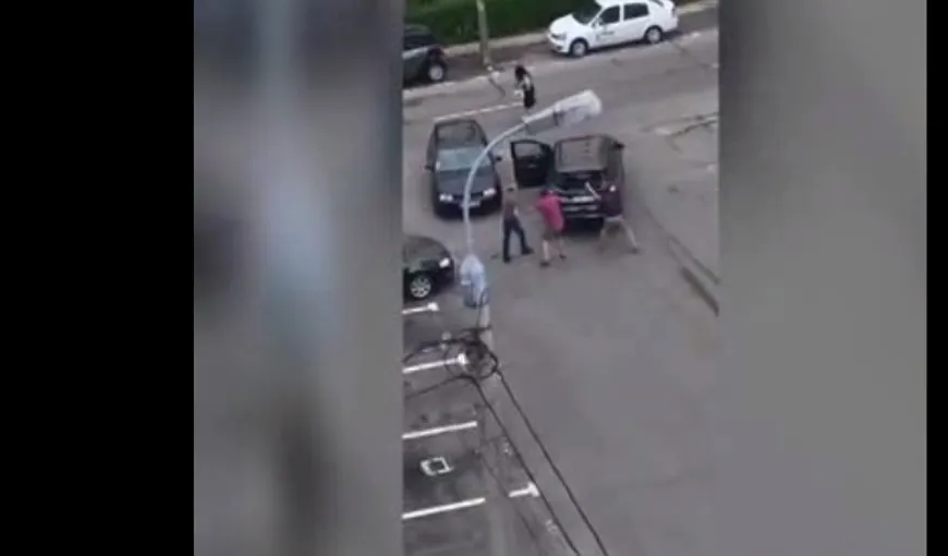Scandal în stradă, maşină distrusă la furie VIDEO