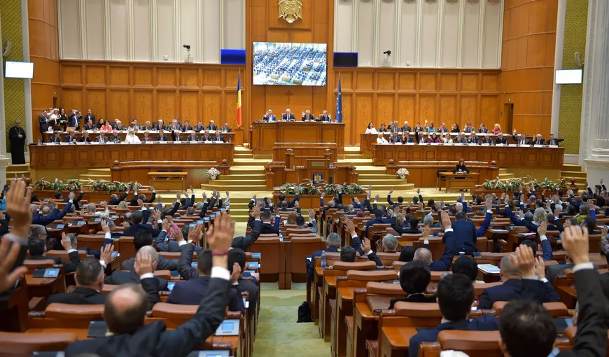 Parlamentul intră luni în sesiune extraordinară pentru adoptarea modificărilor la Codul penal şi a Codului administrativ